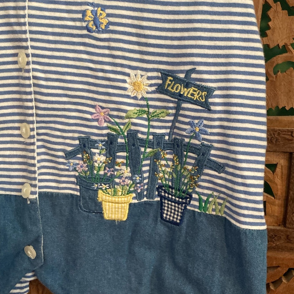 Cottagecore floral embroidered vest garden scene - Picture 2 of 7